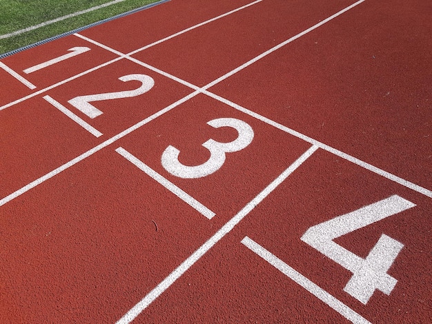 Rote Laufbahnen im Stadion