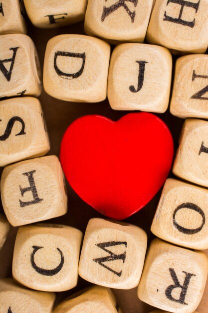 Rote Liebessymbole und Buchstabenwürfel aus Holz
