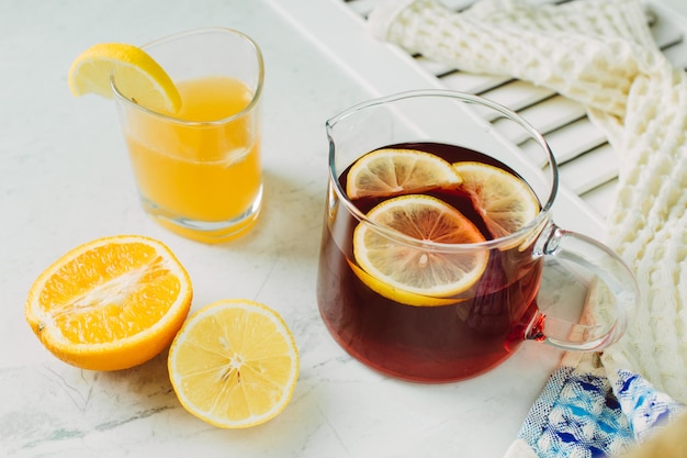 Rote Limonade mit Zitrusfrüchten auf hellem Hintergrund Stillleben