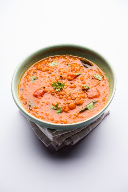 Rote Linsen gekocht Dal oder Dhal oder Masoor Daal Tadka serviert in einer Schüssel, selektiver Fokus