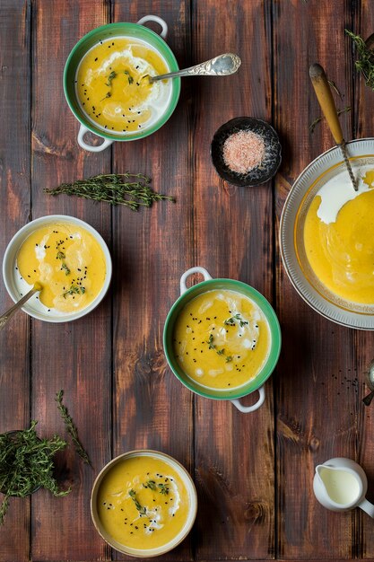 Foto rote linsencremesuppe mit thymian und kreuzkümmel