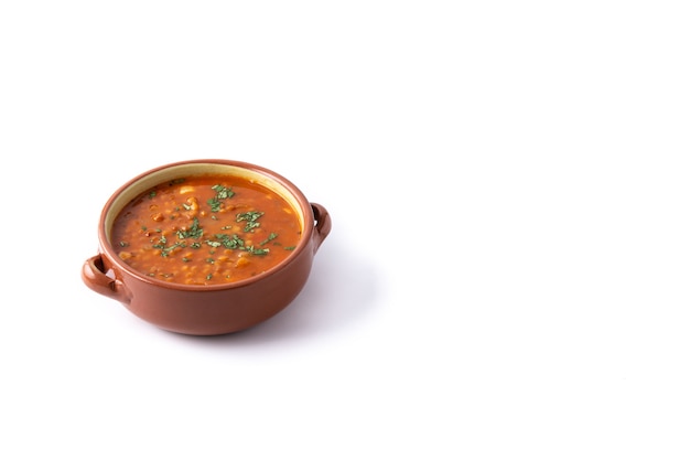 Rote Linsensuppe auf weißem Hintergrund