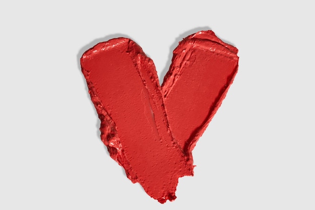 Foto rote lippenstift-textur in herzform textur-schlag isoliert auf weißem hintergrund