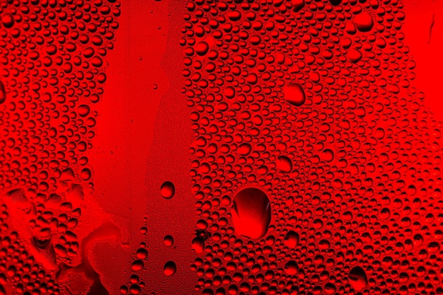 Rote Makro-Wassertropfen-Textur, Wassertropfen auf rotem Hintergrund