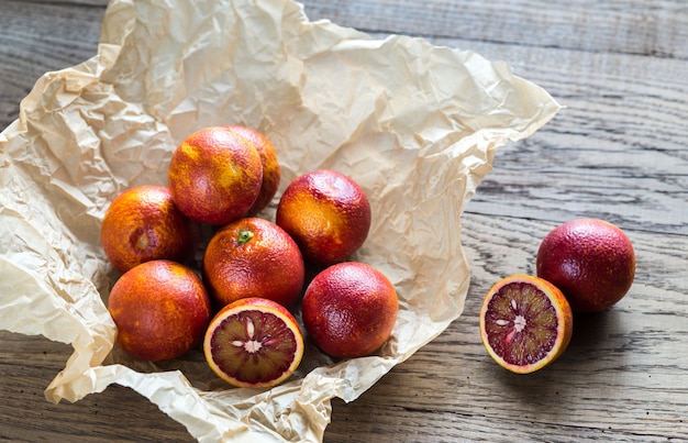 Rote Mandarinen auf der Holzoberfläche