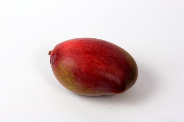 Rote Mangofrucht auf weißem Hintergrund