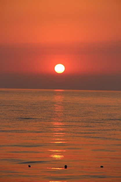 Rote Meeresdämmerung vom Meer im Sommer