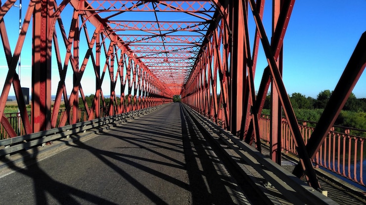 Foto rote metallische brücke an einem sonnigen tag