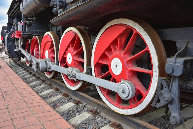 Rote Metallräder, zwei Räder der Dampflokomotive, Eisenräder