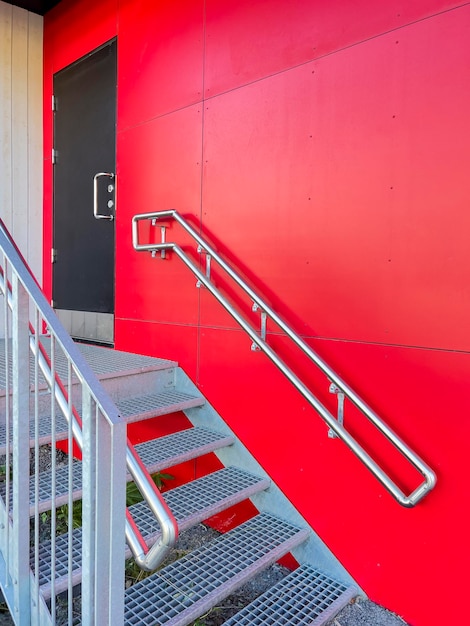 Rote moderne Außentreppe stockfoto
