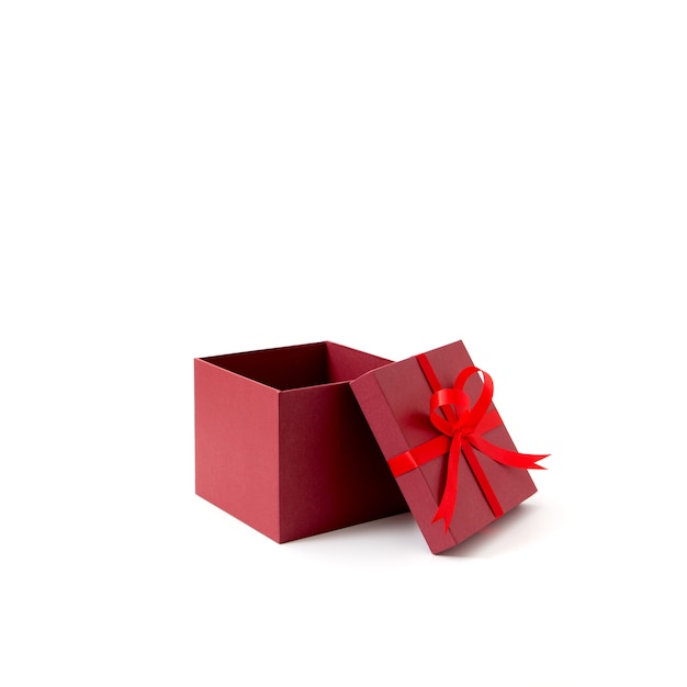 Rote offene Geschenkbox mit Band isoliert auf weißem Hintergrund