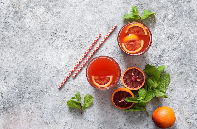 Rote Orangenlimonade mit Minze Sommergetränk