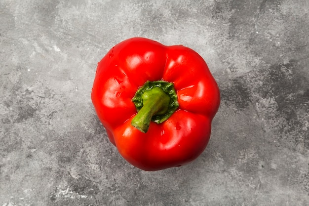 Rote Paprika auf grauem Hintergrund. Draufsicht. Lebensmittelhintergrund