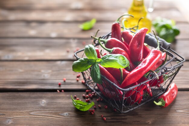 Rote Peperoni als Zutat in einem vegetarischen Harissa-Snack. Traditionelle hausgemachte Adjika der tunesischen und arabischen Küche.