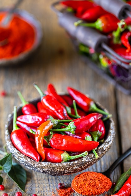 Rote Peperoni als Zutat in einem vegetarischen Harissa-Snack. Traditionelle hausgemachte Adjika der tunesischen und arabischen Küche.