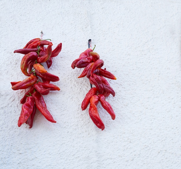 Rote Peperoni, die in Alpujarras Granada hängen