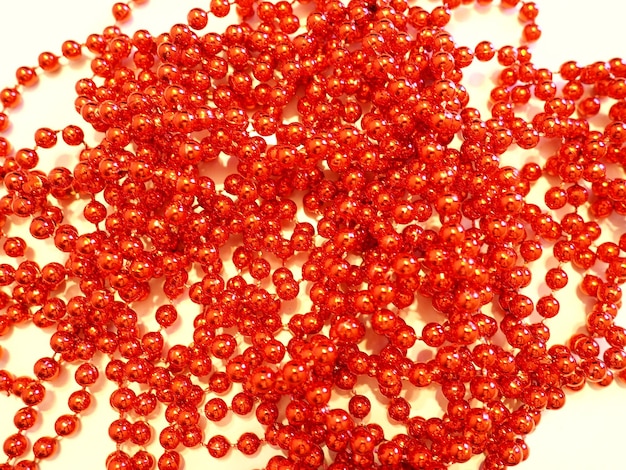 Rote Perlen. Dekorative Dekoration. Damenschmuck. Schöne glänzende helle scharlachrote Perlen. Mode-Hintergrund.