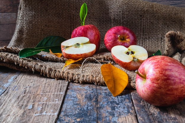 Rote Äpfel auf altem Holztisch.