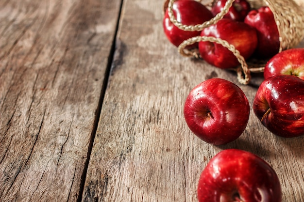 Rote Äpfel auf altem Holztisch