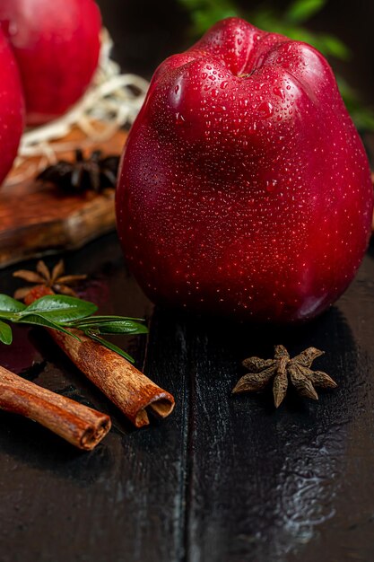 Rote Äpfel auf einem dunklen, hölzernen Hintergrund. Selektiver Fokus. Ernte. Gesundes Essen.