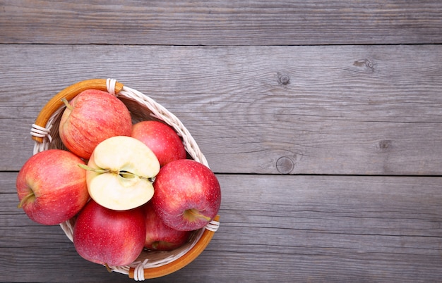 Rote Äpfel auf einem grauen Hintergrund