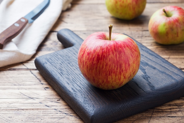 Rote Äpfel auf einem Holztisch