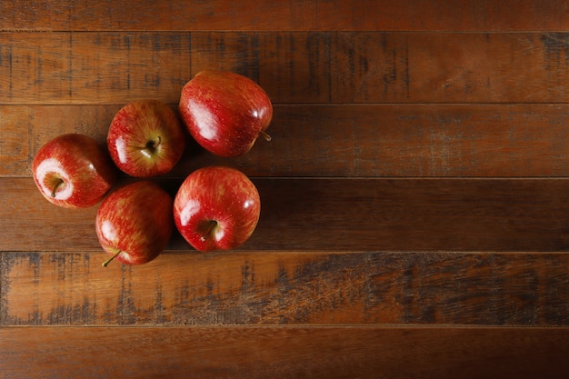 Rote Äpfel auf hölzernem Hintergrund