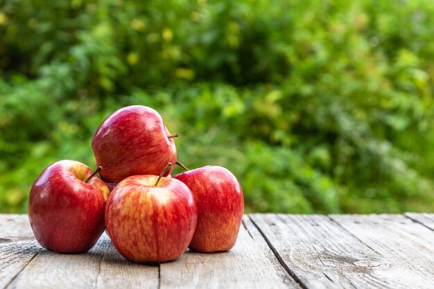 Rote Äpfel auf Holzbrettern