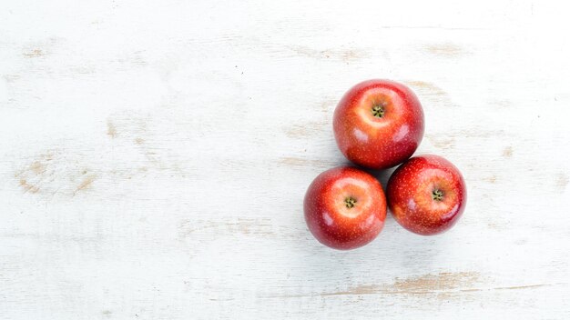 Rote Äpfel auf weißem Hintergrund aus Holz Früchte Draufsicht Freier Platz für Text