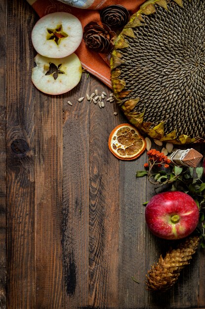 Rote Äpfel des Weinleseherbstes auf hölzernem Hintergrund