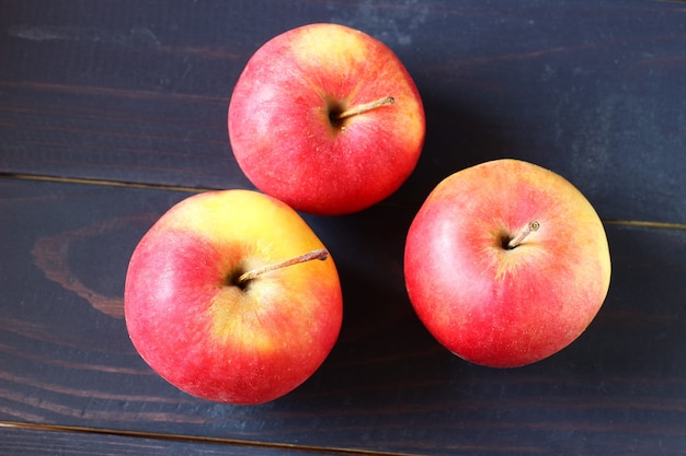 Rote Äpfel Idared auf einer dunklen Oberfläche