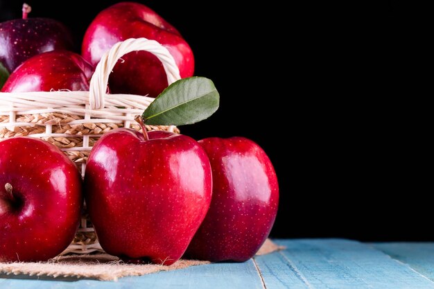 Rote Äpfel mit Blättern auf dem Tisch Draufsicht