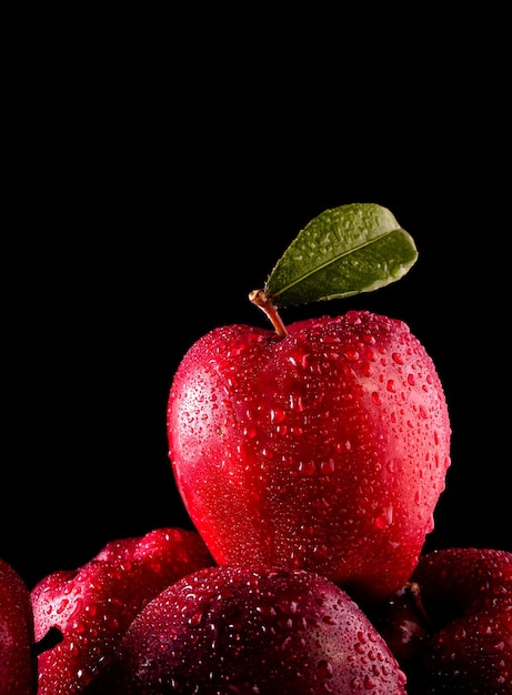 Rote Äpfel mit Blättern auf dem Tisch
