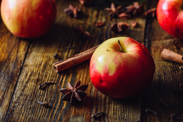 Rote Äpfel mit Gewürzen.