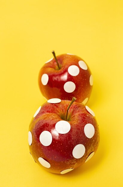 Rote Äpfel mit weißen Tupfen