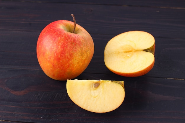 Rote Äpfel Pinova auf einem dunklen Hintergrund