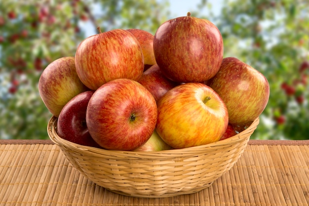 rote Äpfel über einer Holzoberfläche. Frische Früchte
