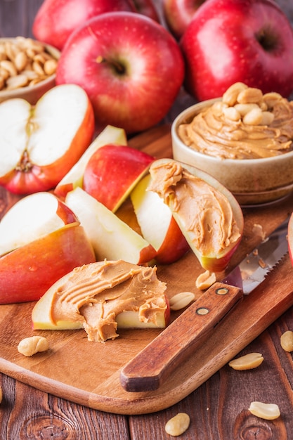 Rote Äpfel und Erdnussbutter als Snack