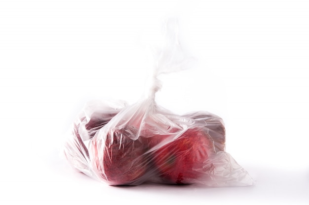 Rote Äpfel verpackt in der Plastiktasche lokalisiert auf Weiß