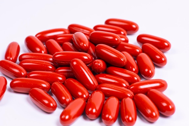 Rote Pillenkapseln isolierten rote medizinische Pillen