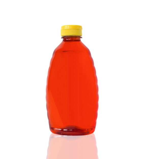 rote Plastikflasche mit Shampoo auf weißem Hintergrund