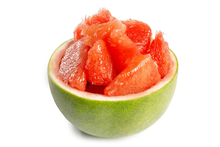 Foto rote pomelo oder grapefruit namens tabtim siam in thai in einer pomelo-schüssel isoliert auf weißem hintergrund