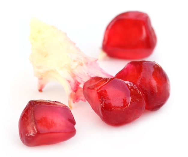 Rote Pulpe von Granatapfel auf weißem Hintergrund