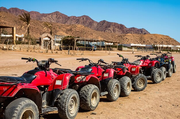 Rote Quads stehen in einer Reihe am Ufer des Roten Meeres Dahab Ägypten