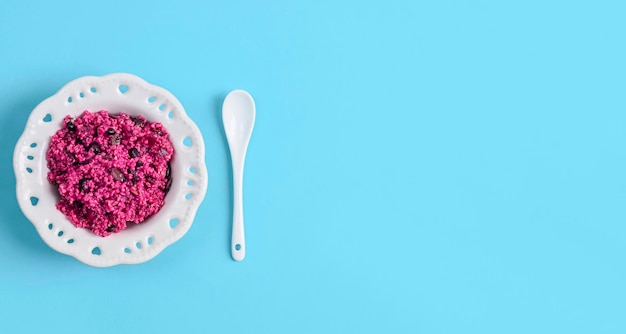 Rote Quinoa auf blauem Hintergrund