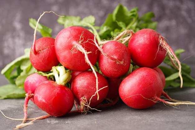 Rote Radieschen Haufen auf grauem Hintergrund Closeup