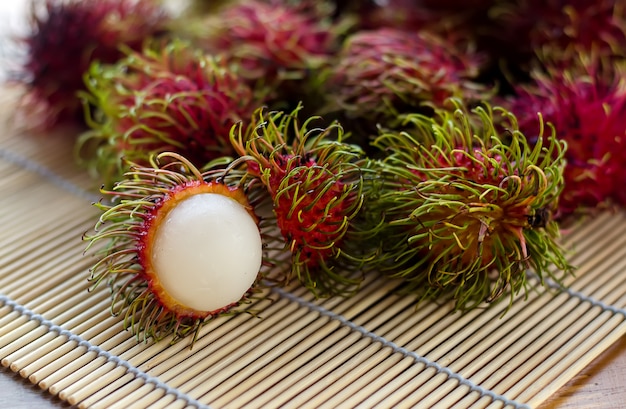 Rote Rambutans auf Holztisch