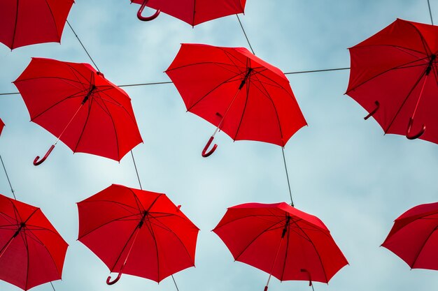 Rote Regenschirme hängen