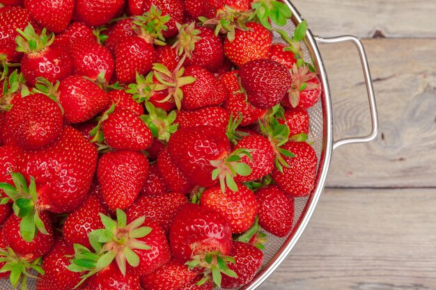 Rote reife Erdbeeren auf Holztischabschluß oben