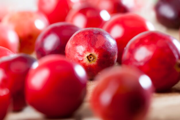 Rote reife ganze Beeren Preiselbeeren auf dem Tisch